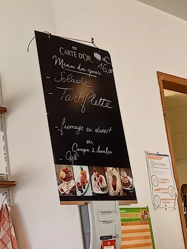 Ardoise du menu du jour avec tartiflette et glaces artisanales