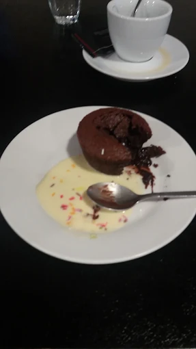 Fondant au chocolat nappé de crème anglaise fait maison