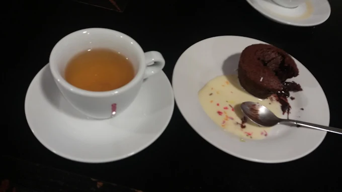 Fondant au chocolat avec crème anglaise accompagné d'une infusion